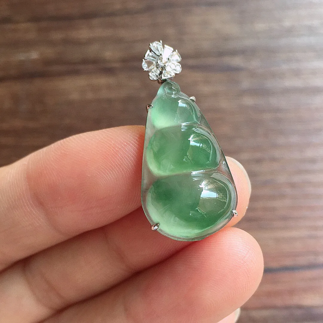 冰飘花福豆吊坠，18k金镶嵌，冰润饱满，玉质细腻，种水足，整体尺寸31.6*14.5*8