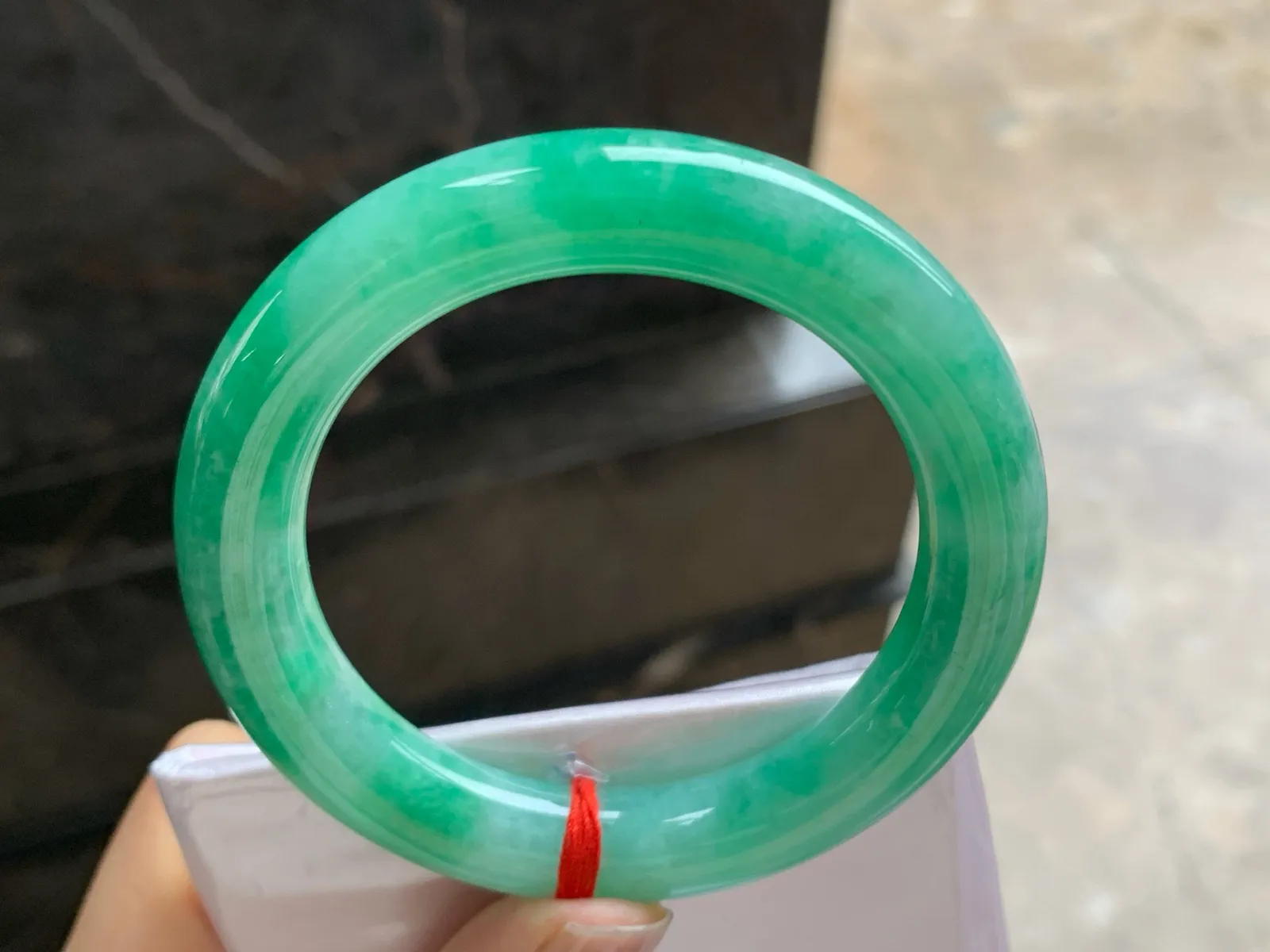 52-10.3

浓绿色圆条手镯^_^颜色鲜艳 玉质温润