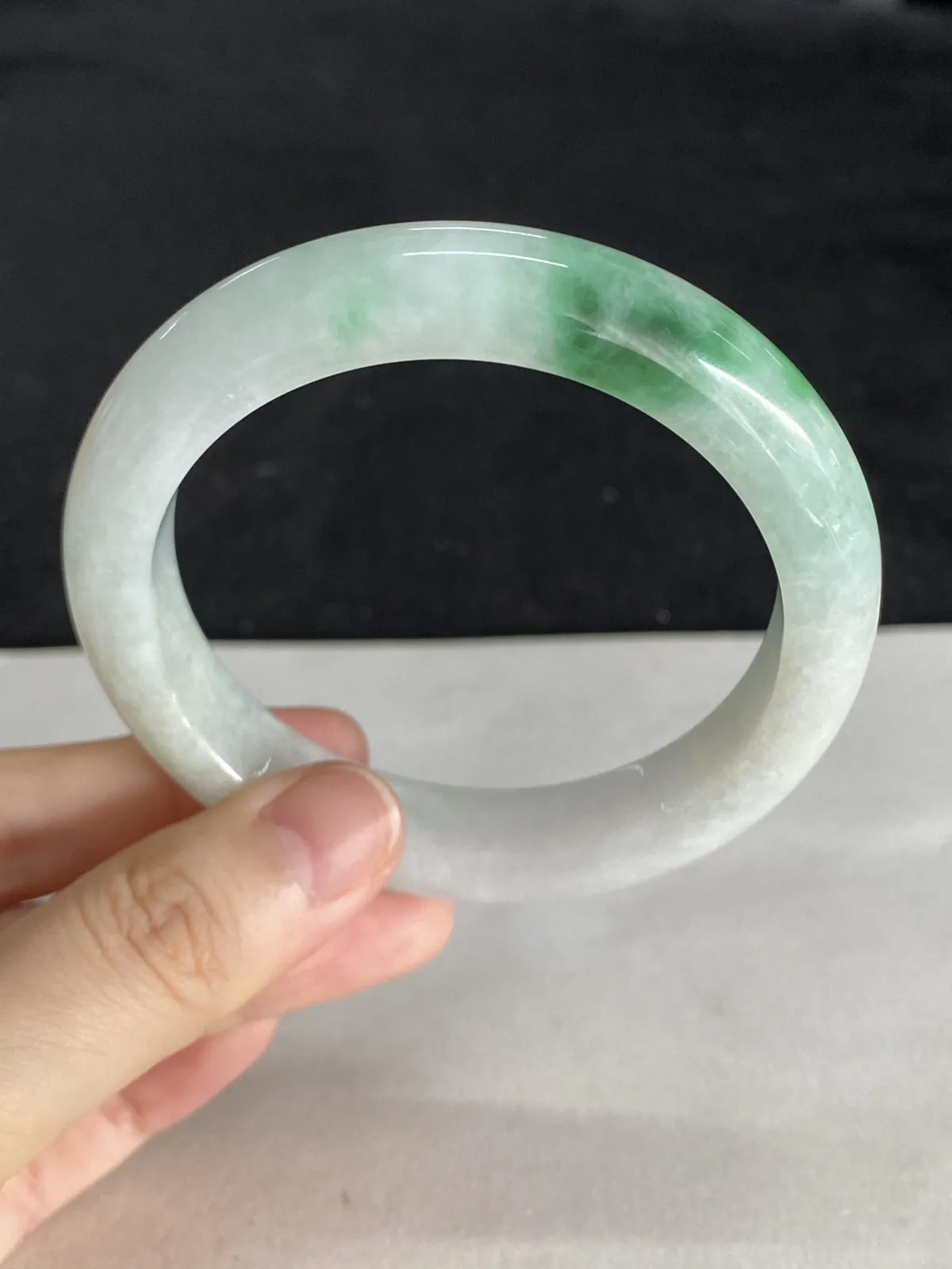 正圈55.8圈口，翡翠糯化种飘绿手镯