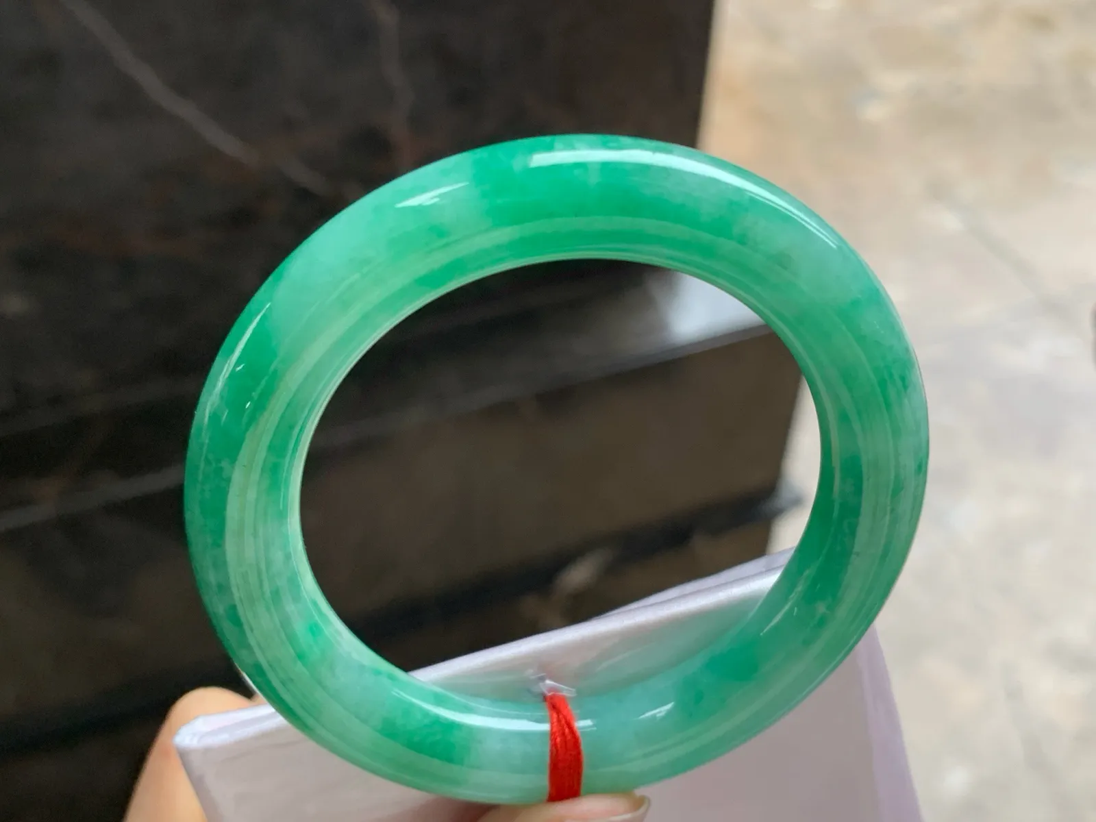 52-10.3

浓绿色圆条手镯^_^颜色鲜艳 玉质温润