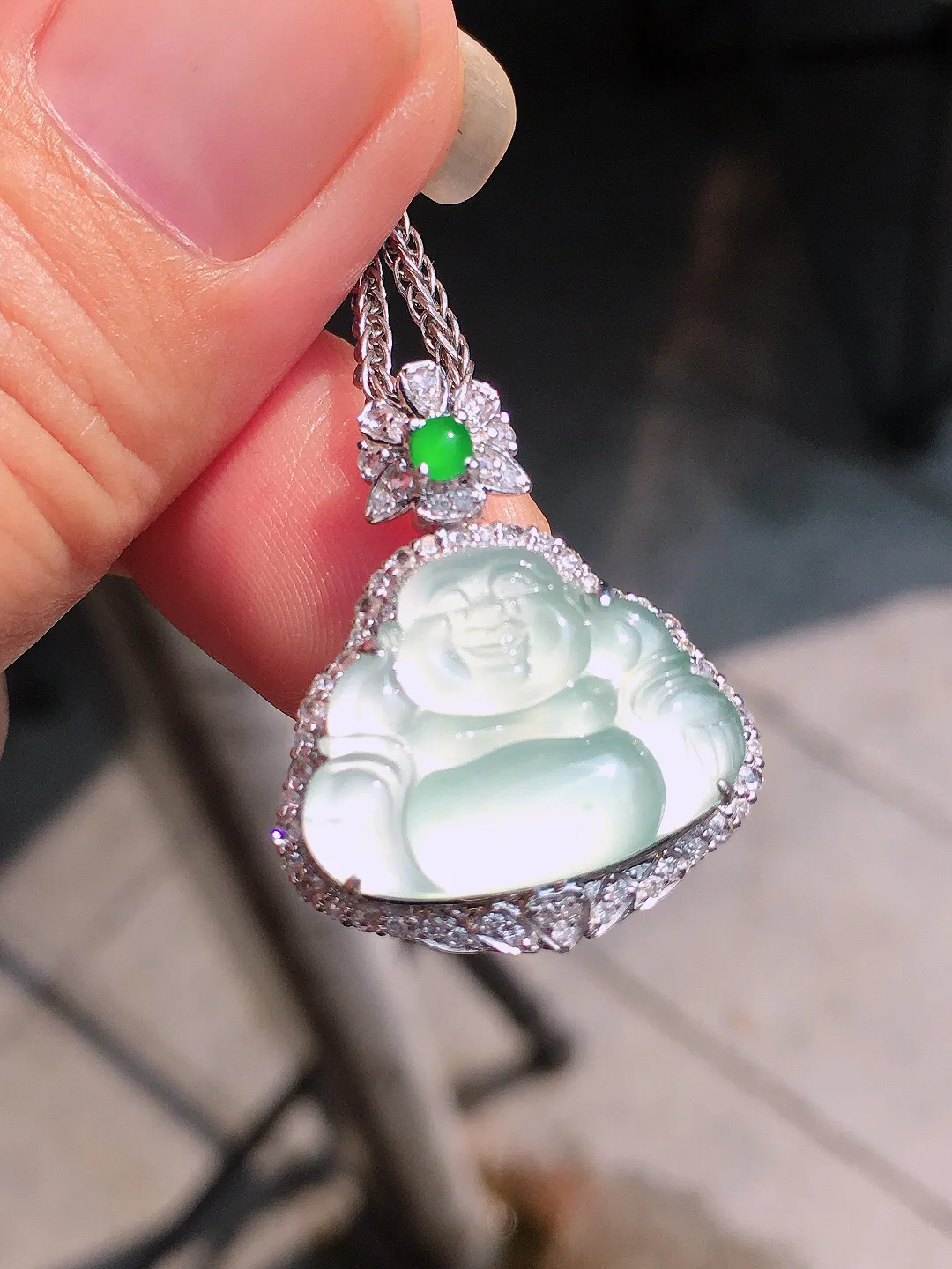 冰种佛公吊坠，玉质细腻，荧光感超
强，饱满圆润，尽显优雅气质，18k
金豪华镶嵌