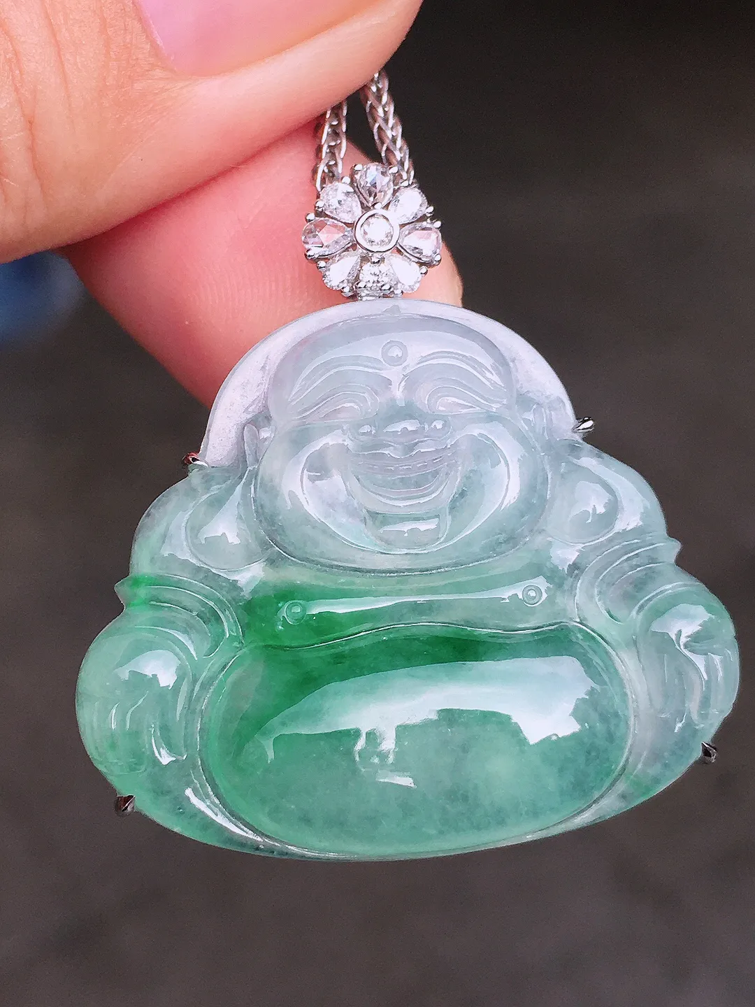 飘绿佛公吊坠，色泽艳丽，玉质细腻，荧光感超
强，饱满圆润，尽显优雅气质，18k
金豪华镶嵌