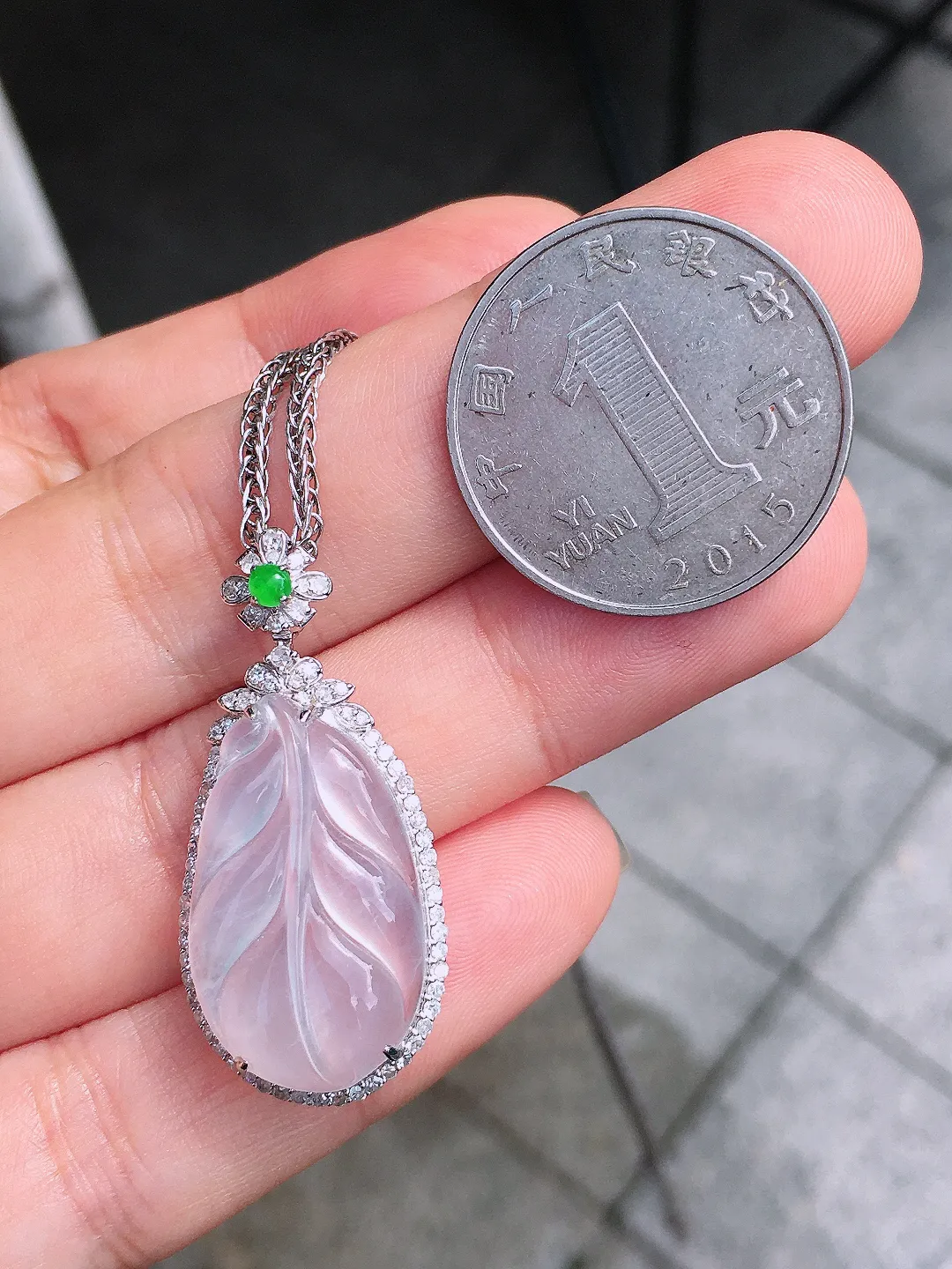 冰种玉叶吊坠，玉质细腻，荧光感超
强，饱满圆润，尽显优雅气质，18k
金豪华镶嵌