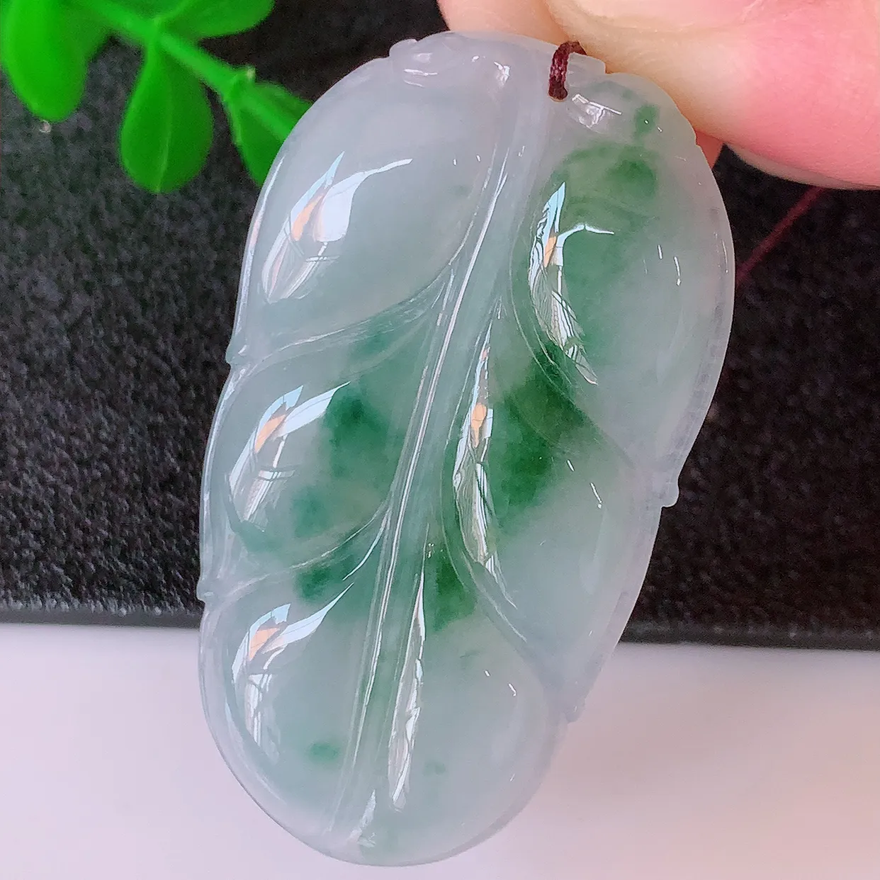 自然光实拍，冰飘花翡翠叶子吊坠 ，种水足，色泽清新，工艺精湛，叶子寓意美好；金枝玉叶，事业有成。#57.15