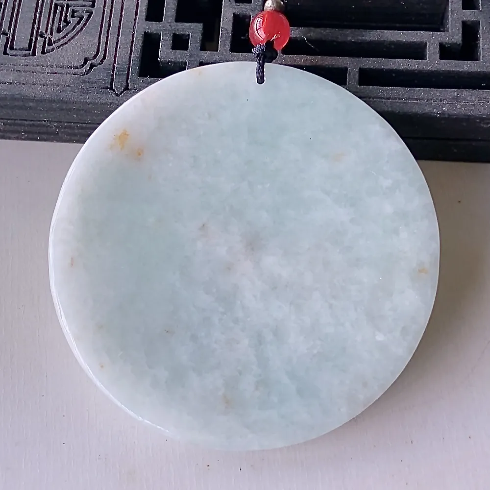 自然光实拍，所见即所得！天然A货翡翠骏马奔腾吊坠，有种有色，佩戴效果清新脱俗，优雅迷人，喜欢可以入手哦！尺寸54.4*54.4*5.8 毫米