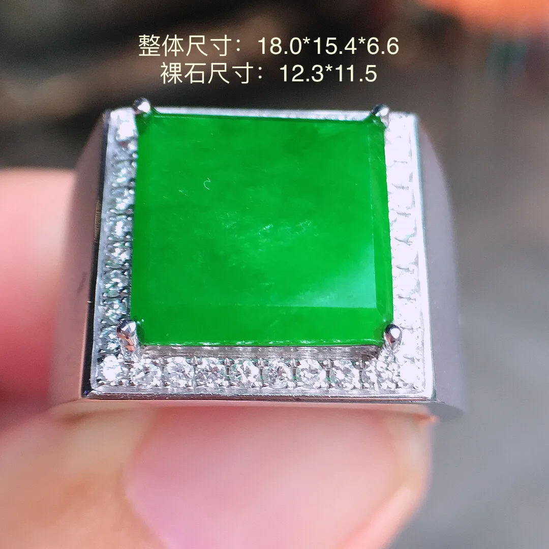阳绿马鞍戒指，色泽均匀艳丽，玉质细腻，荧光感超
强，饱满圆润，尽显优雅气质，18k
金豪华镶嵌
