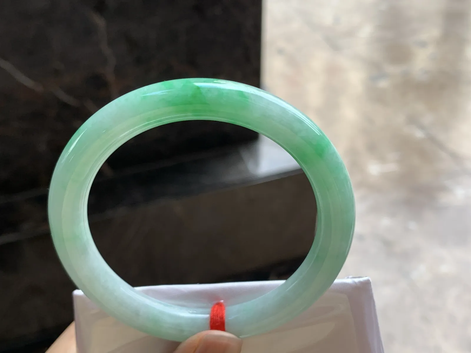 56-9

带色圆条手镯^_^颜色好看 玉质温润