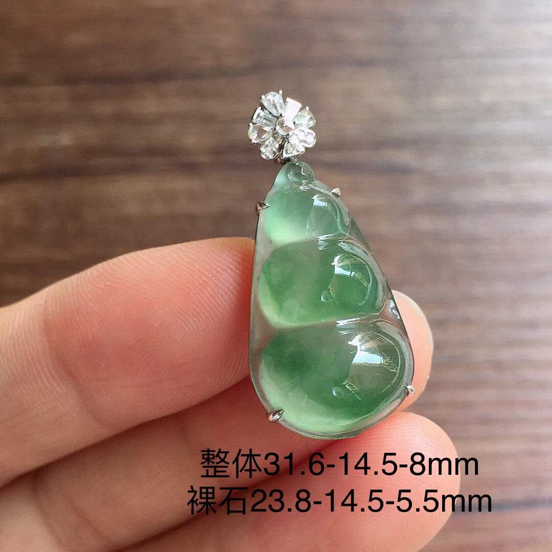 冰飘花福豆吊坠，18k金镶嵌，冰润饱满，玉质细腻，种水足，整体尺寸31.6*14.5*8