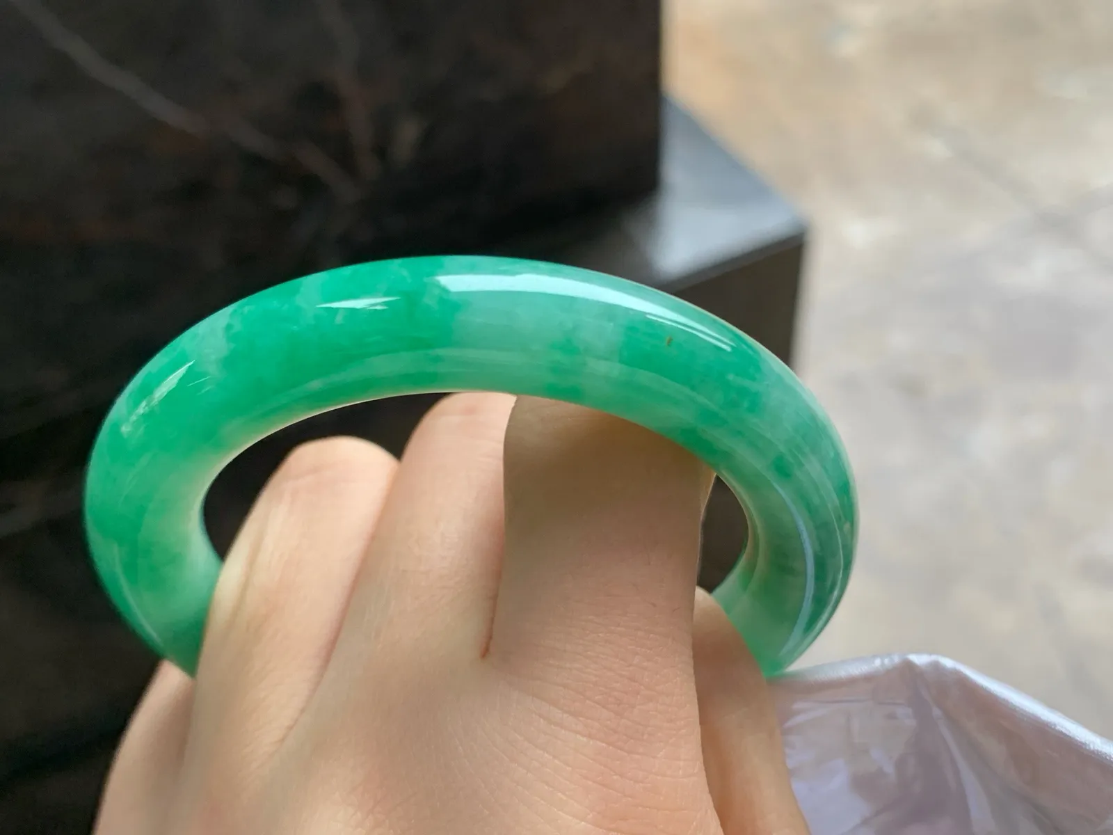 52-10.3

浓绿色圆条手镯^_^颜色鲜艳 玉质温润