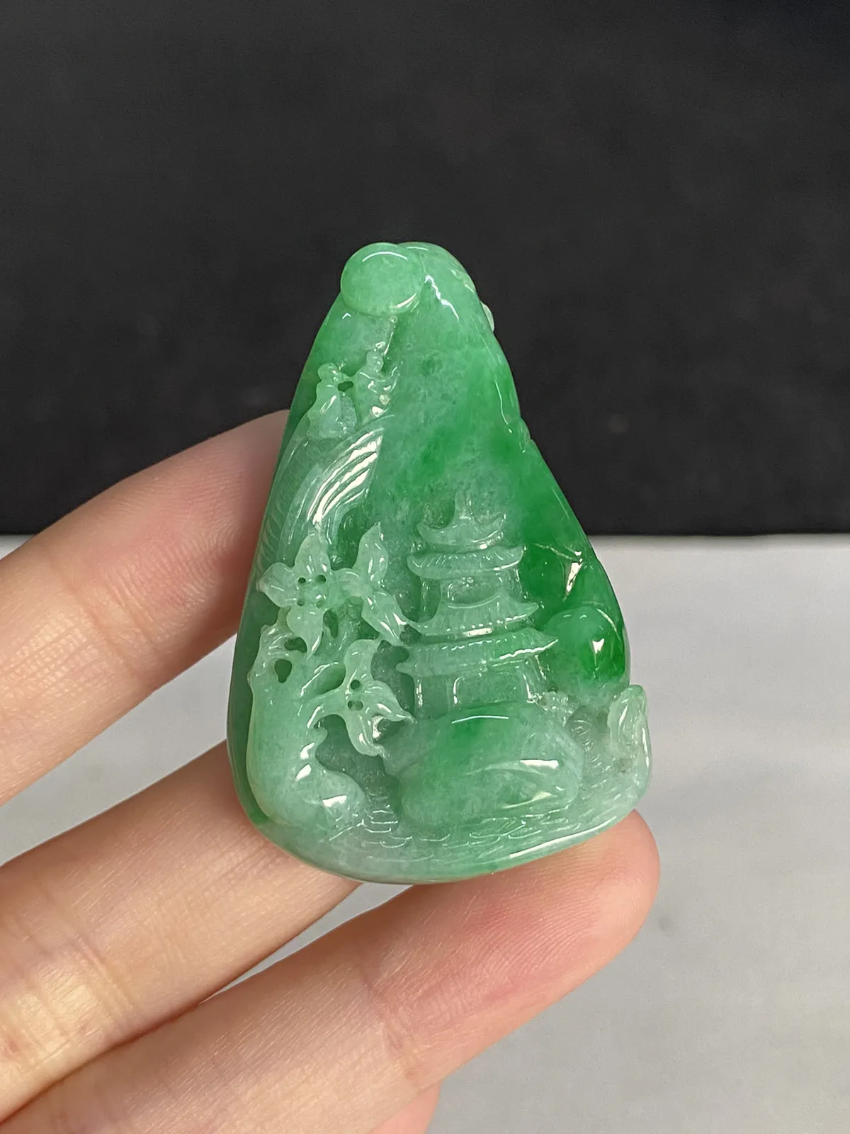 翡翠糯化种浅绿色山水牌