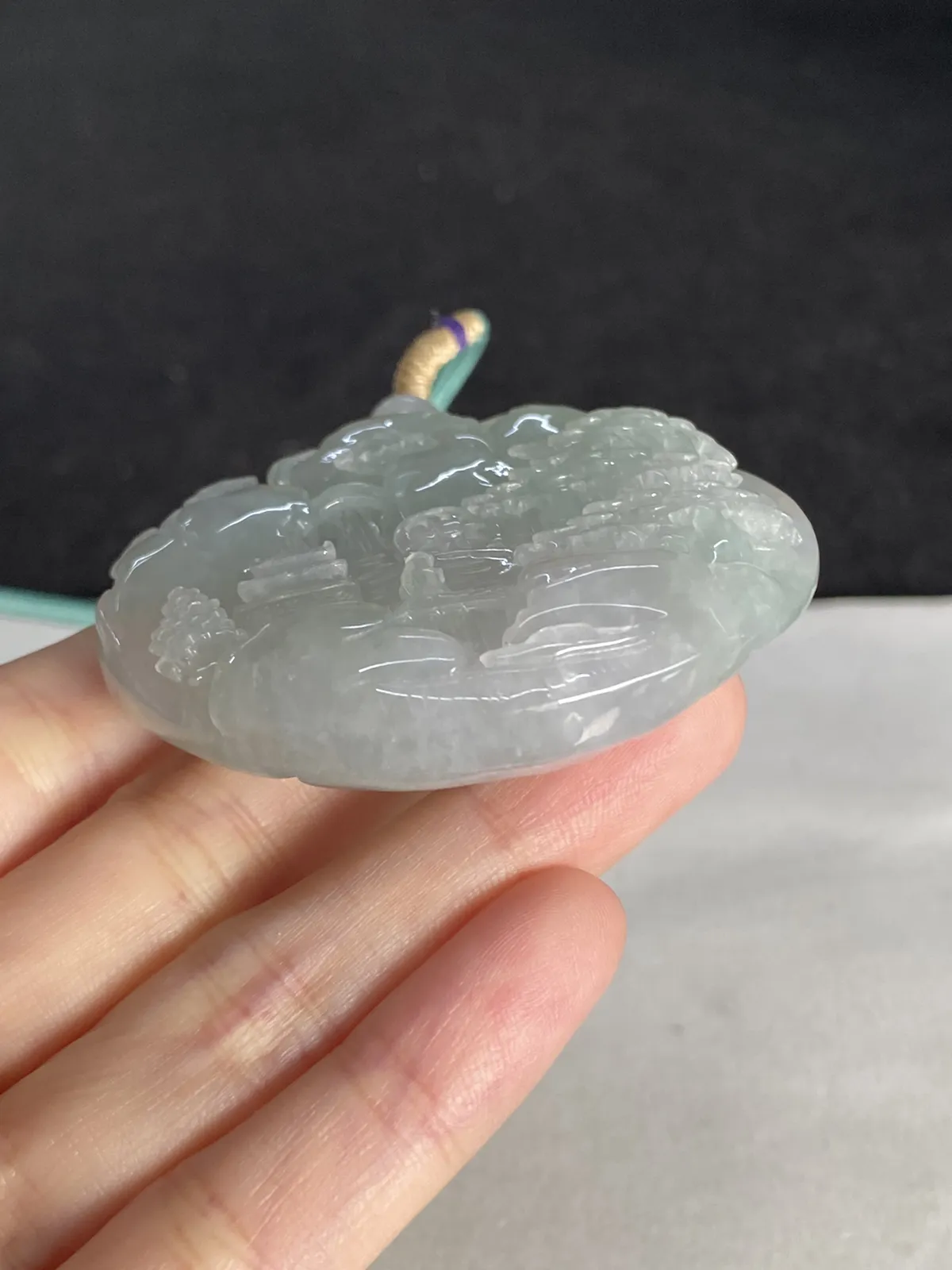 翡翠山水牌，配珠未测