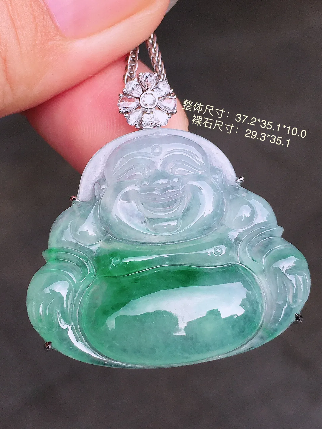 飘绿佛公吊坠，色泽艳丽，玉质细腻，荧光感超
强，饱满圆润，尽显优雅气质，18k
金豪华镶嵌