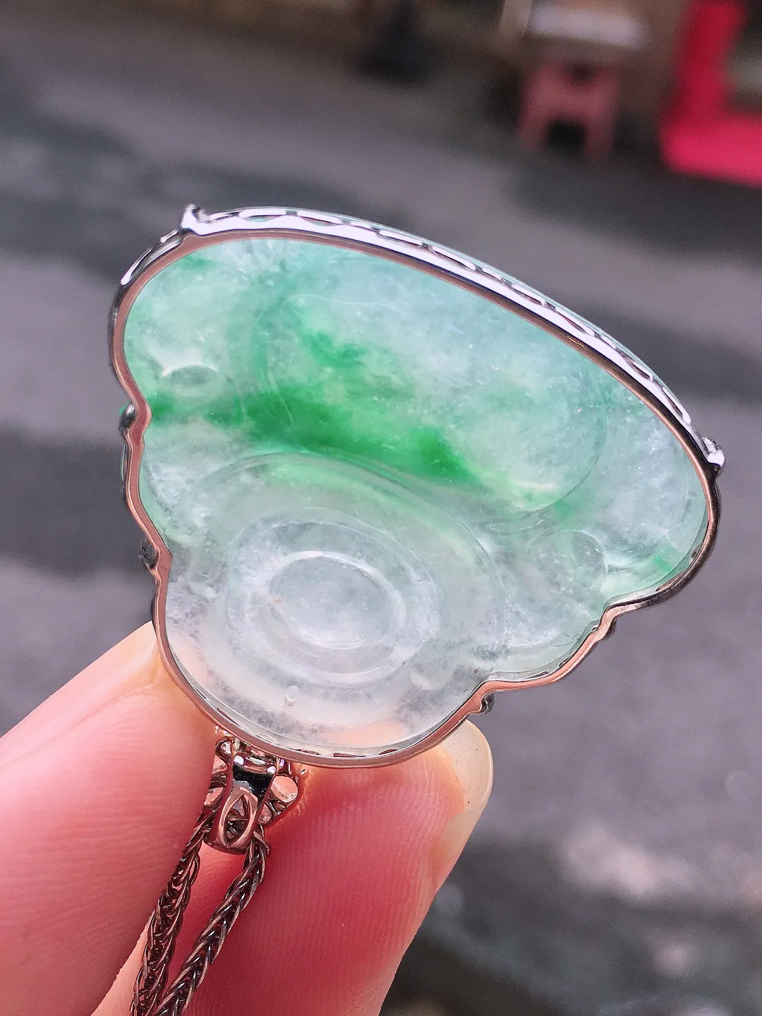 飘绿佛公吊坠，色泽艳丽，玉质细腻，荧光感超
强，饱满圆润，尽显优雅气质，18k
金豪华镶嵌