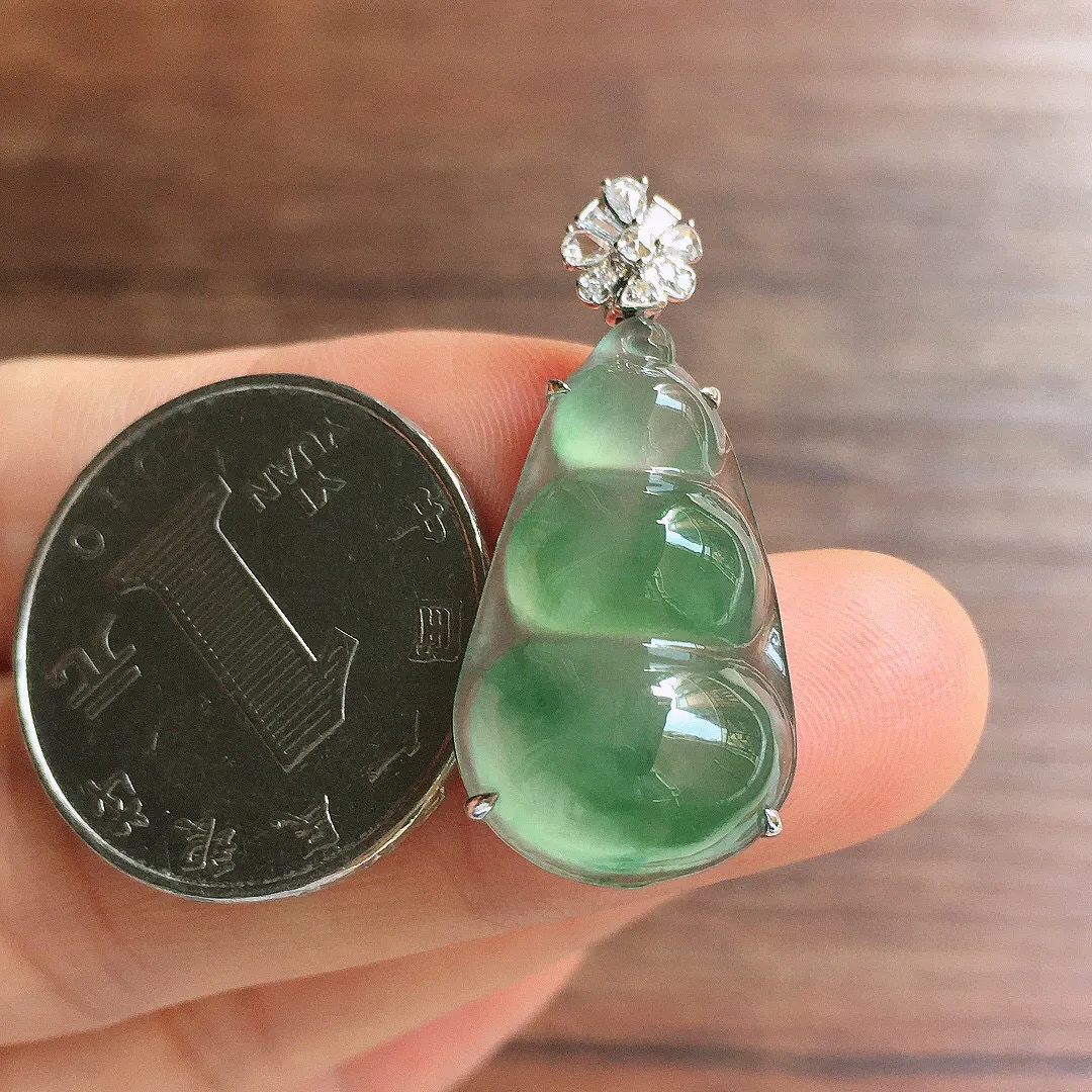 冰飘花福豆吊坠，18k金镶嵌，冰润饱满，玉质细腻，种水足，整体尺寸31.6*14.5*8