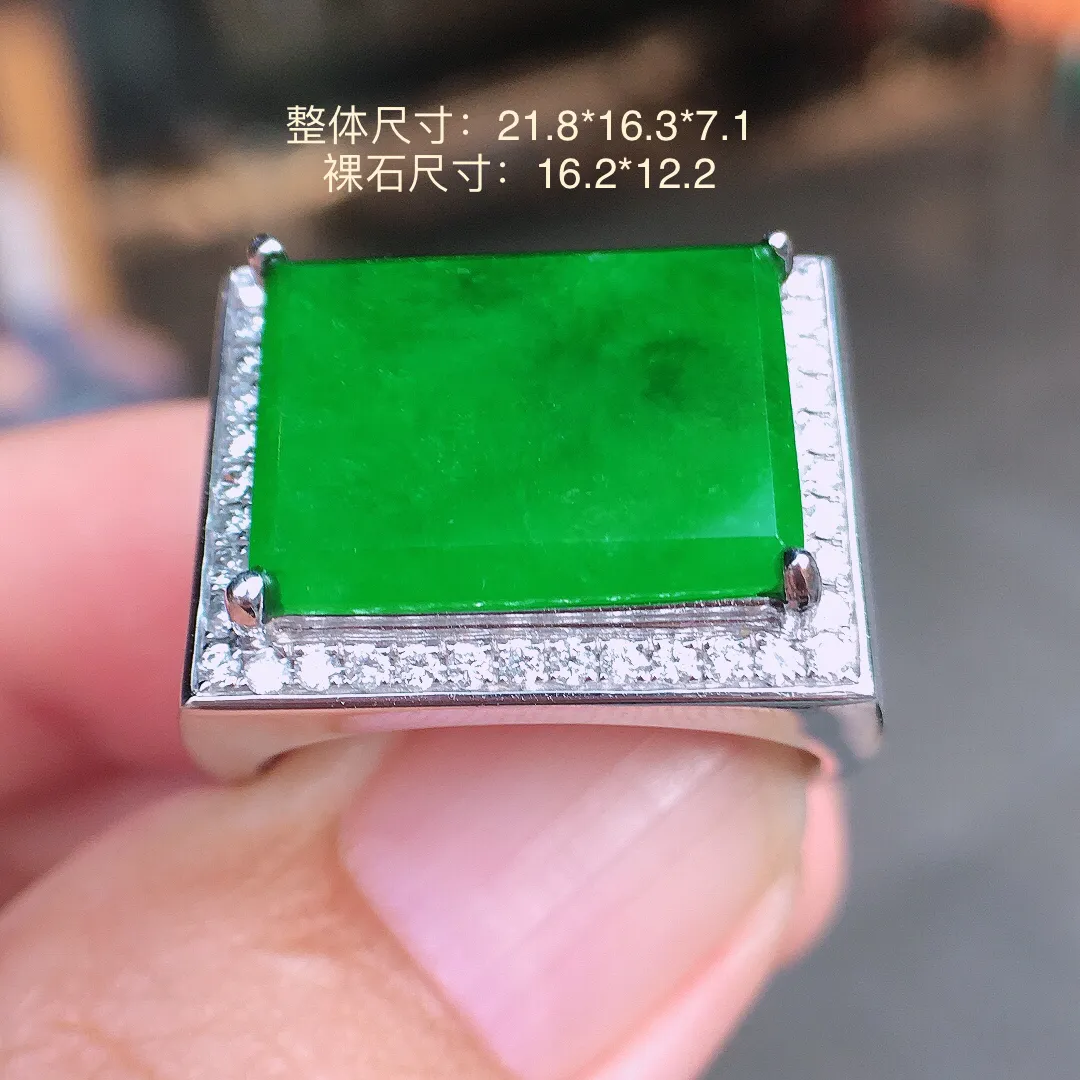 阳绿马鞍戒指，色泽均匀艳丽，玉质细腻，荧光感超
强，饱满圆润，尽显优雅气质，18k
金豪华镶嵌