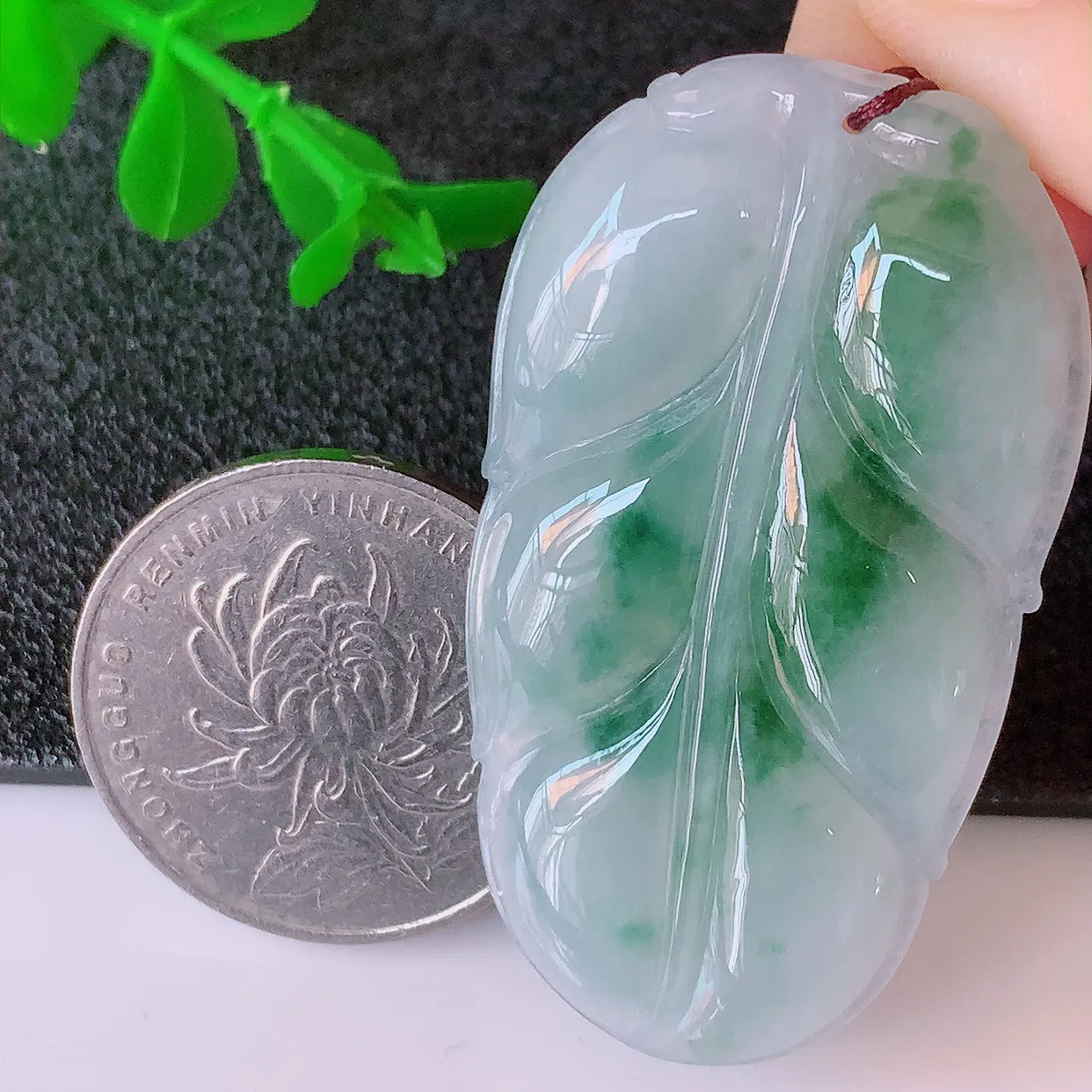 自然光实拍，冰飘花翡翠叶子吊坠 ，种水足，色泽清新，工艺精湛，叶子寓意美好；金枝玉叶，事业有成。#57.15