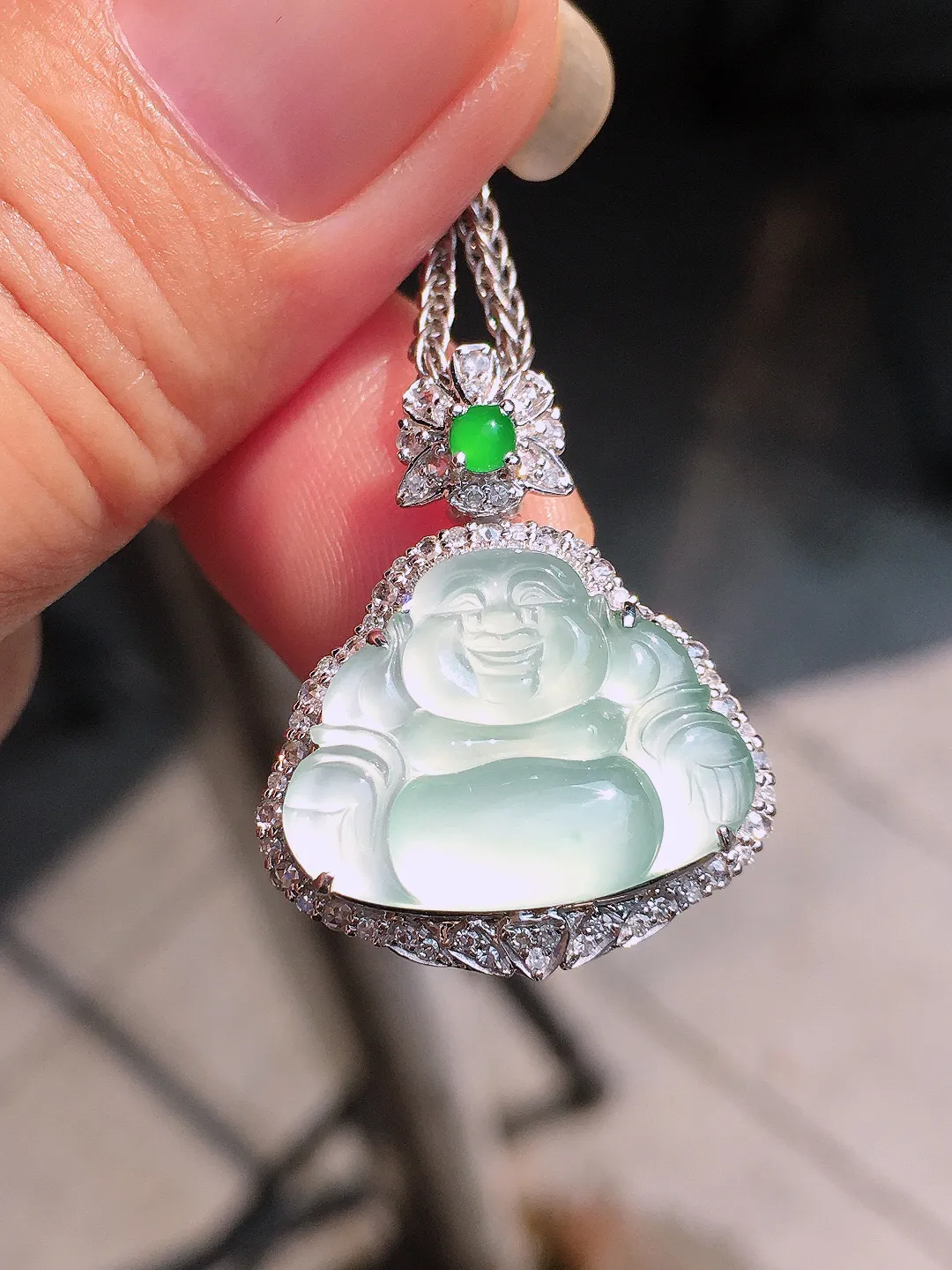 冰种佛公吊坠，玉质细腻，荧光感超
强，饱满圆润，尽显优雅气质，18k
金豪华镶嵌