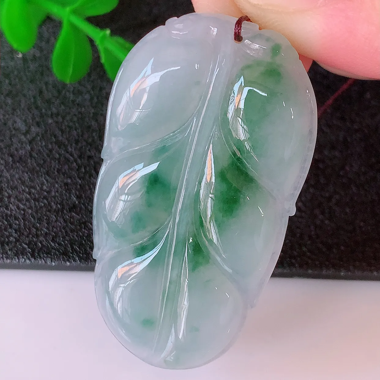 自然光实拍，冰飘花翡翠叶子吊坠 ，种水足，色泽清新，工艺精湛，叶子寓意美好；金枝玉叶，事业有成。#5