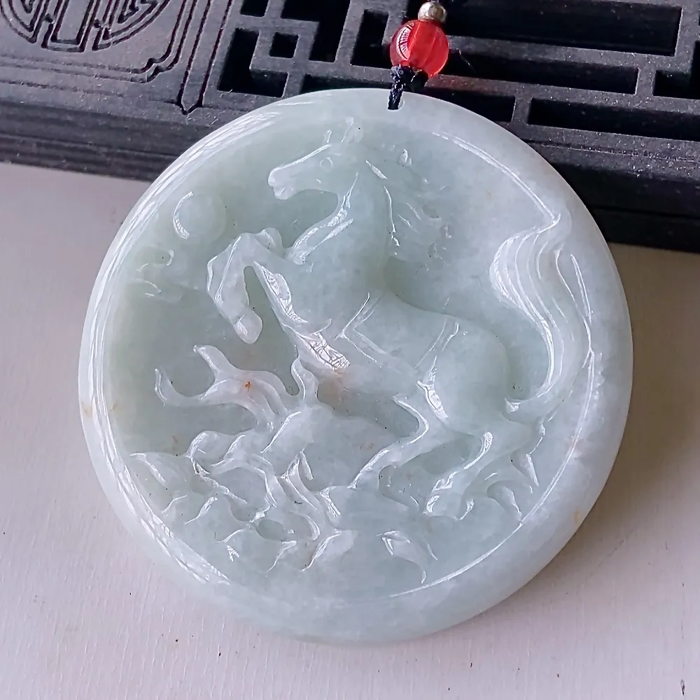 自然光实拍，所见即所得！天然A货翡翠骏马奔腾吊坠，有种有色，佩戴效果清新脱俗，优雅迷人，喜欢可以入手哦！尺寸54.4*54.4*5.8 毫米