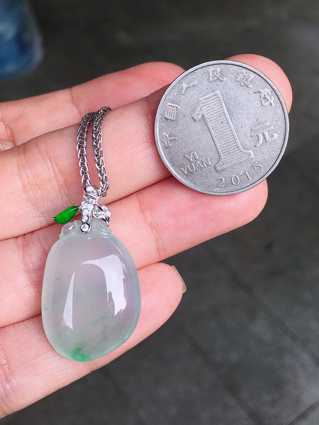 冰种福瓜吊坠，玉质细腻，荧光感超
强，饱满圆润，尽显优雅气质，18k
金豪华镶嵌