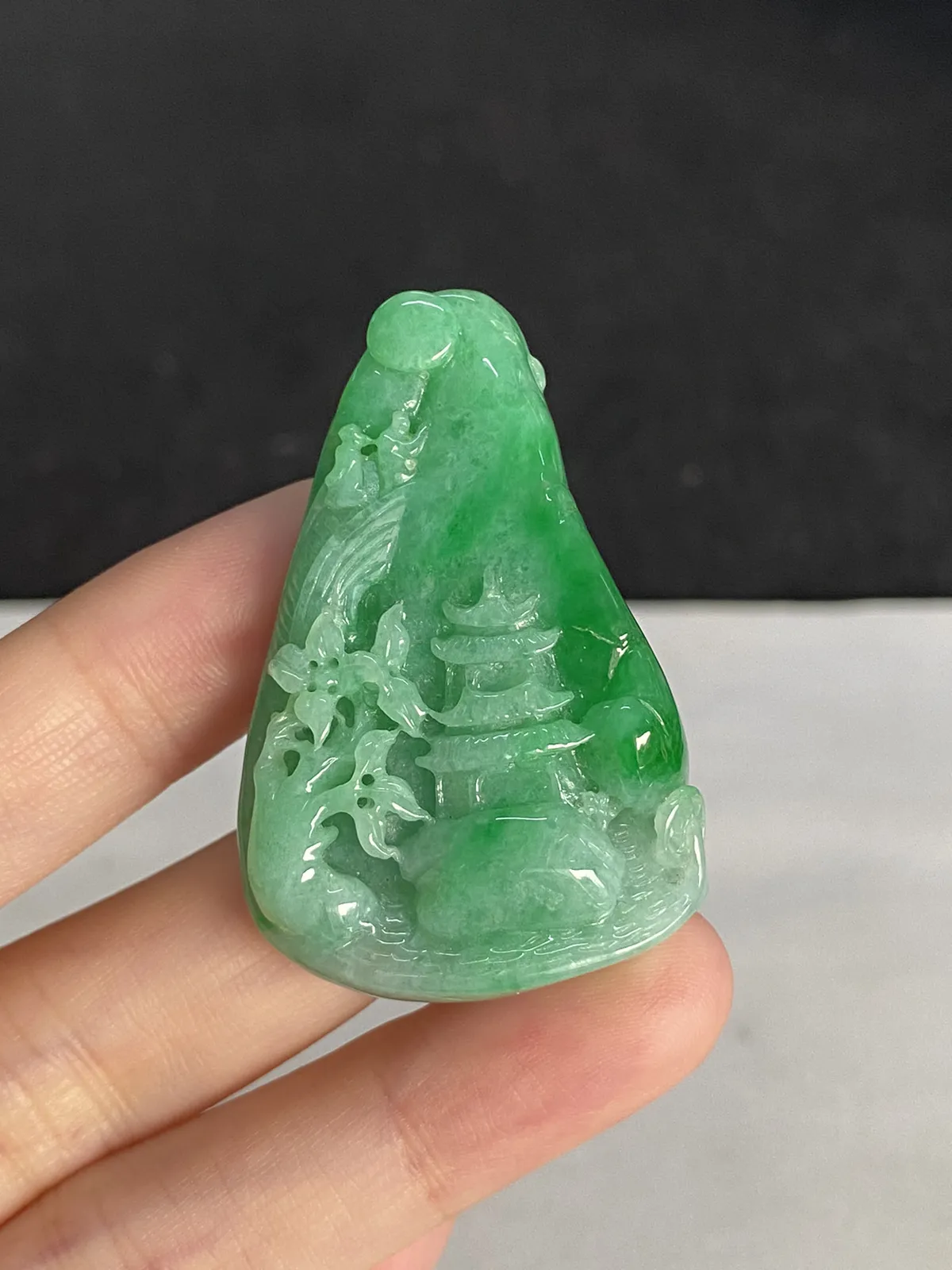 翡翠糯化种浅绿色山水牌
