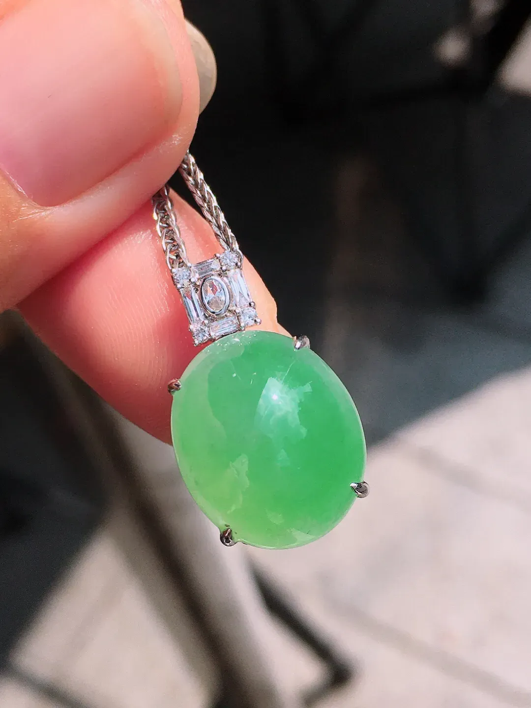 阳绿蛋面吊坠，色泽均匀艳丽，玉质细腻，荧光感超
强，饱满圆润，尽显优雅气质，18k
金豪华镶嵌