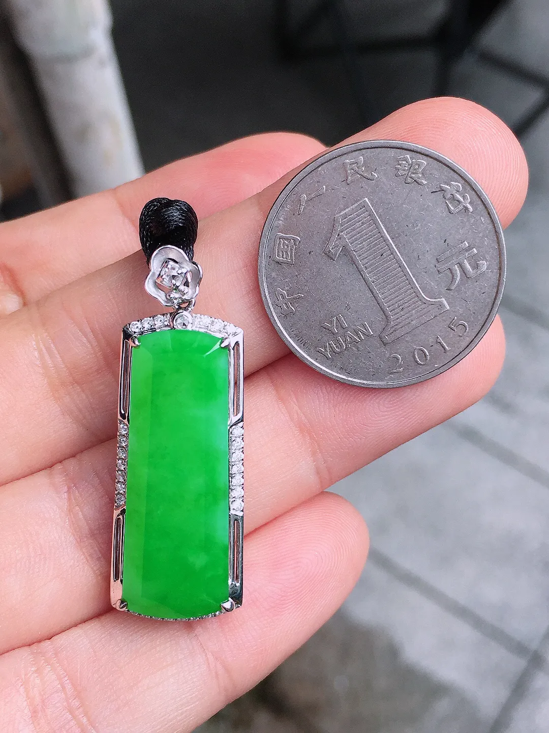 阳绿无事牌吊坠，色泽均匀艳丽，玉质细腻，荧光感超
强，饱满圆润，尽显优雅气质，18k
金豪华镶嵌