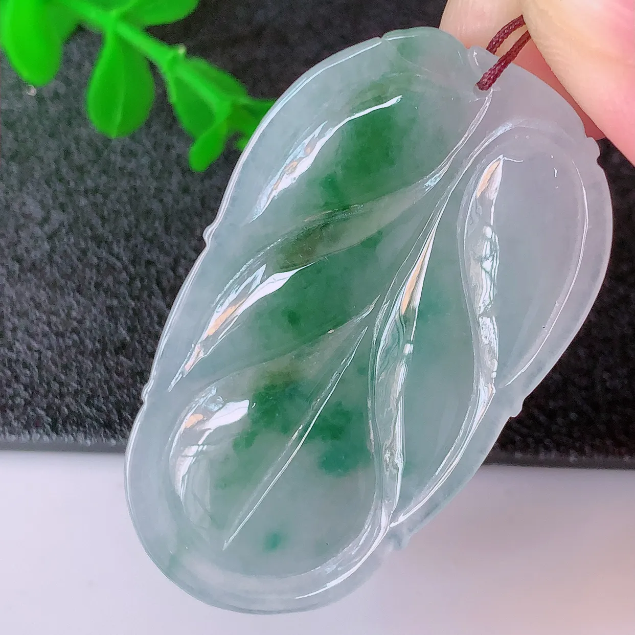 自然光实拍，冰飘花翡翠叶子吊坠 ，种水足，色泽清新，工艺精湛，叶子寓意美好；金枝玉叶，事业有成。#57.15