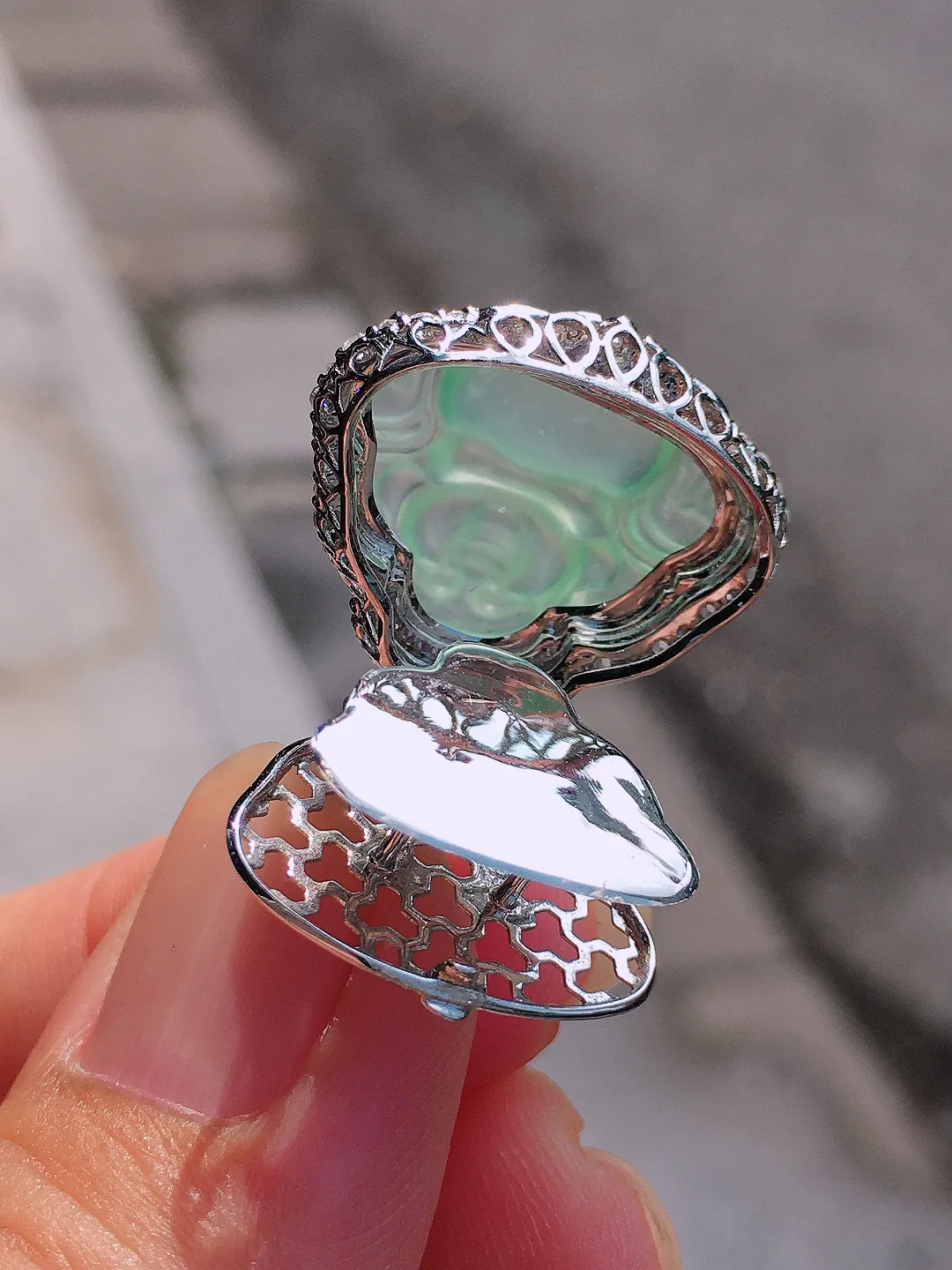 冰种佛公吊坠，玉质细腻，荧光感超
强，饱满圆润，尽显优雅气质，18k
金豪华镶嵌