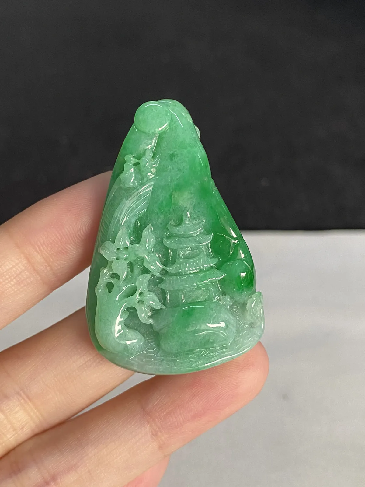 翡翠糯化种浅绿色山水牌