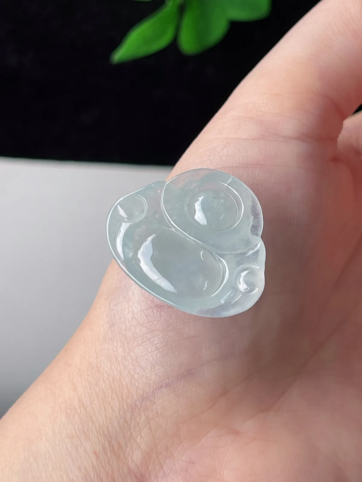 翡翠冰糯种淡绿色佛