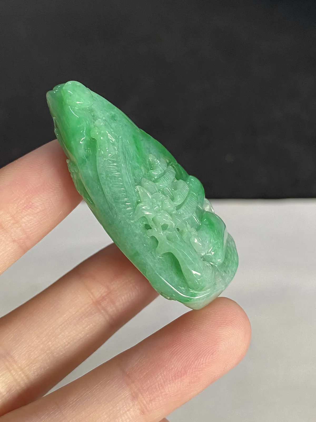 翡翠糯化种浅绿色山水牌