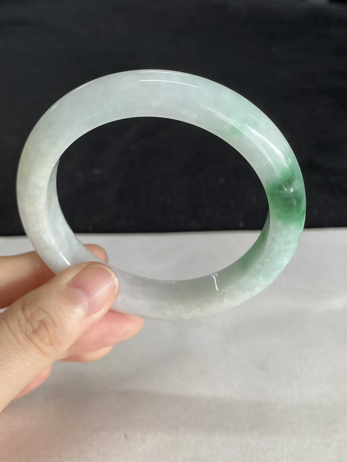 正圈55.8圈口，翡翠糯化种飘绿手镯