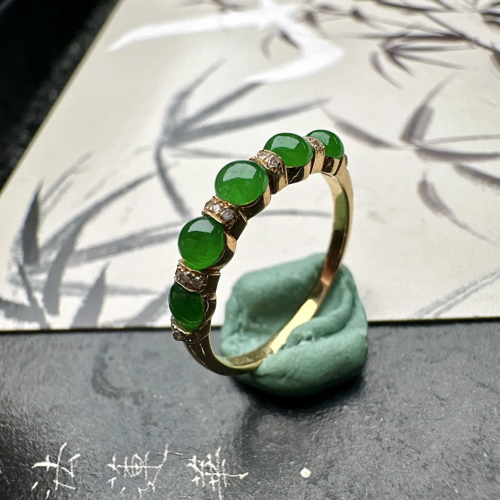 【冰种满绿蛋面排戒指】质地均匀细腻，冰润起光，胶感强烈，冰感明显。颜色浓郁娇艳，18K金钻精美镶嵌，裸石尺寸3.1*2.6毫米，圈口可改