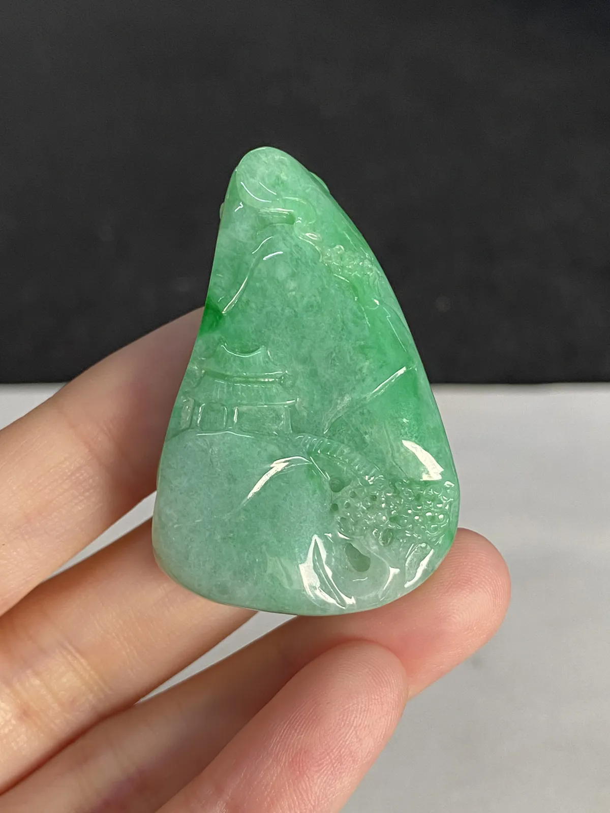 翡翠糯化种浅绿色山水牌