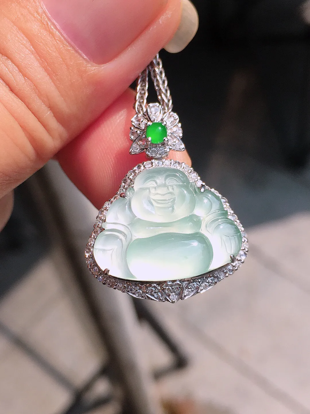 冰种佛公吊坠，玉质细腻，荧光感超
强，饱满圆润，尽显优雅气质，18k
金豪华镶嵌