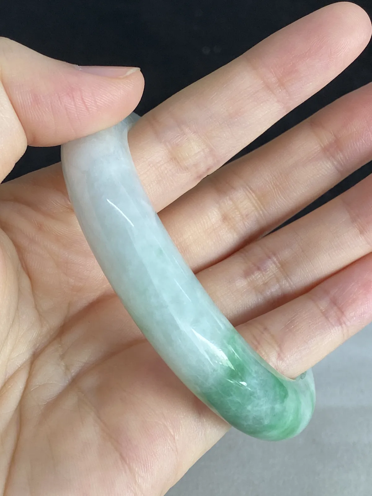 正圈55.8圈口，翡翠糯化种飘绿手镯