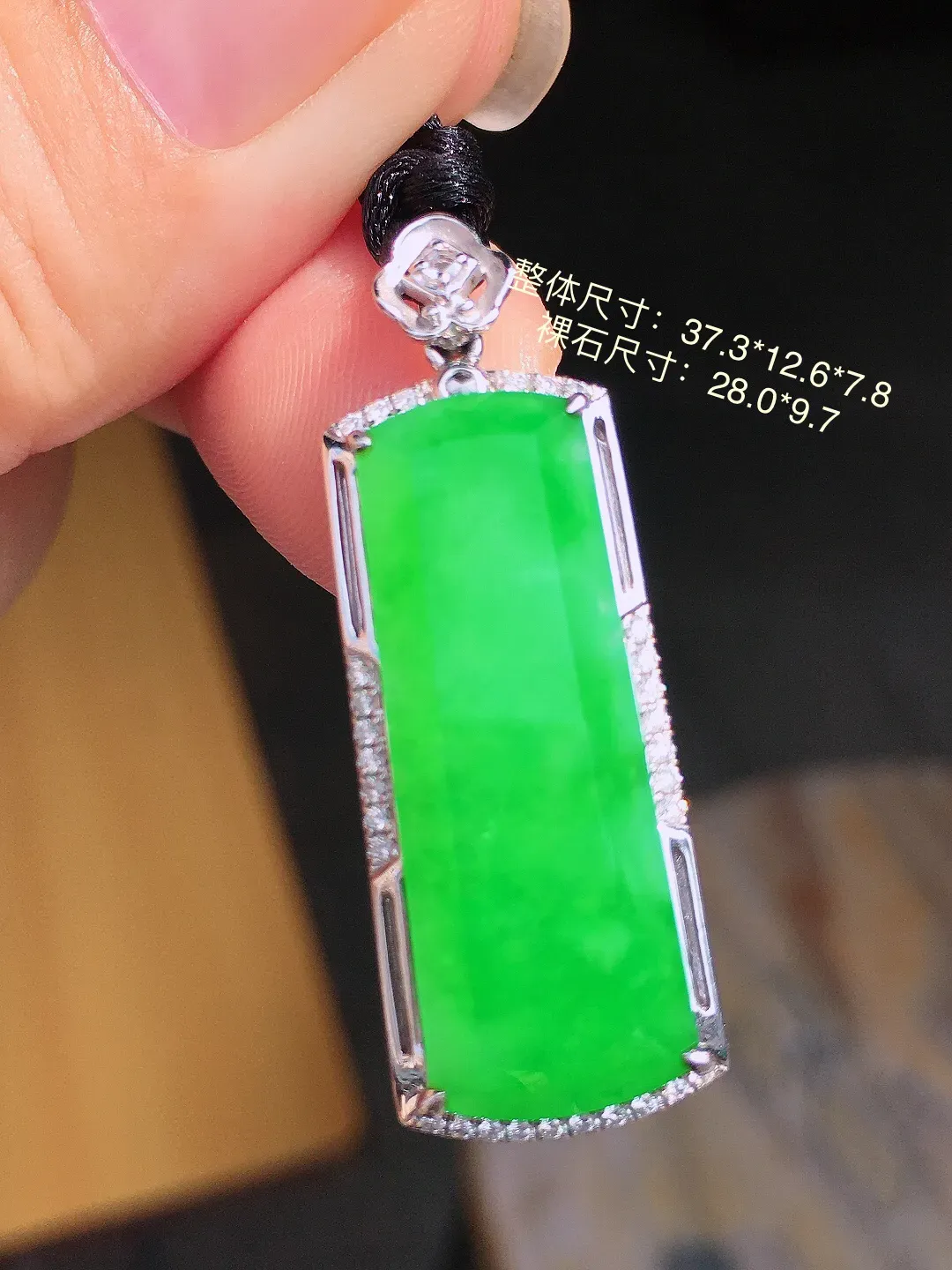 阳绿无事牌吊坠，色泽均匀艳丽，玉质细腻，荧光感超
强，饱满圆润，尽显优雅气质，18k
金豪华镶嵌