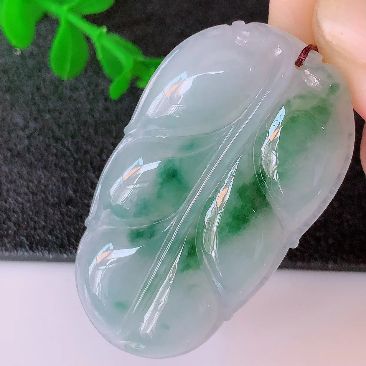 自然光实拍，冰飘花翡翠叶子吊坠 ，种水足，色泽清新，工艺精湛，叶子寓意美好；金枝玉叶，事业有成。#57.15