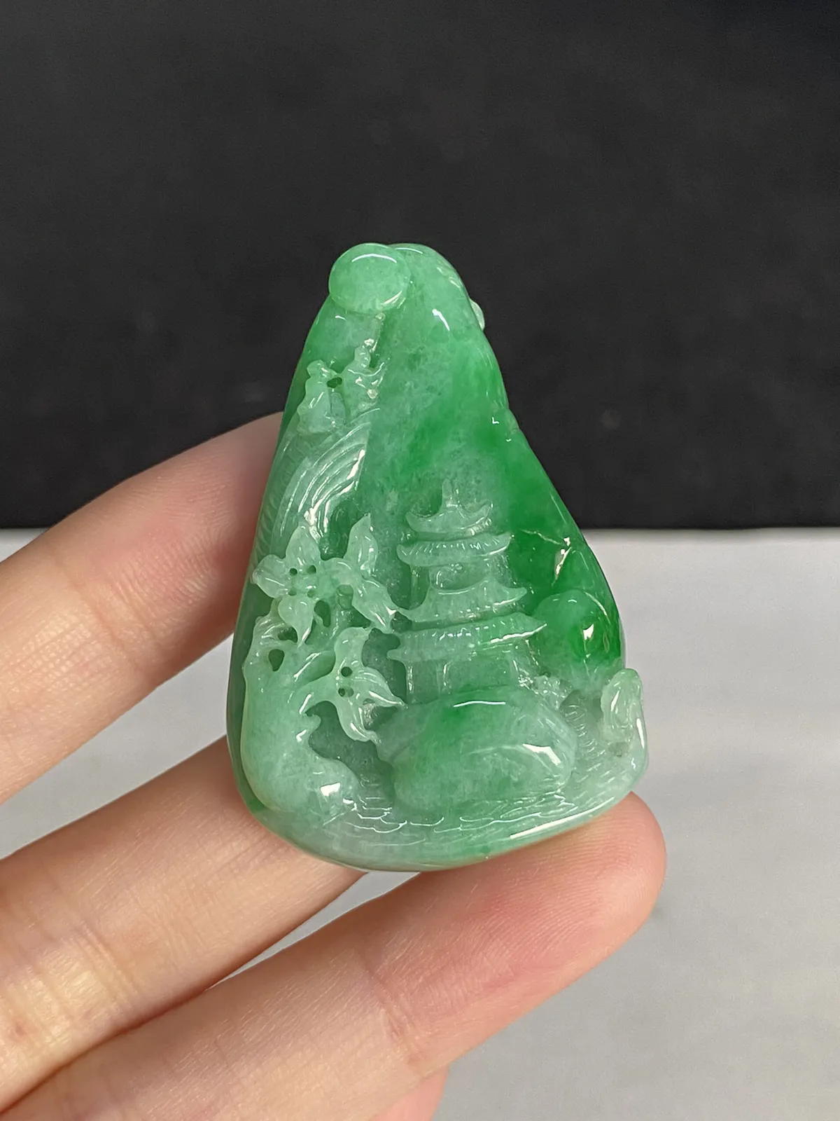 翡翠糯化种浅绿色山水牌