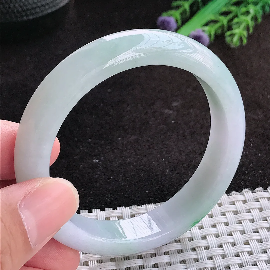 自然光53.5/12.5/7.8老坑精美温润飘绿手镯翡翠玉镯子美人镯手环