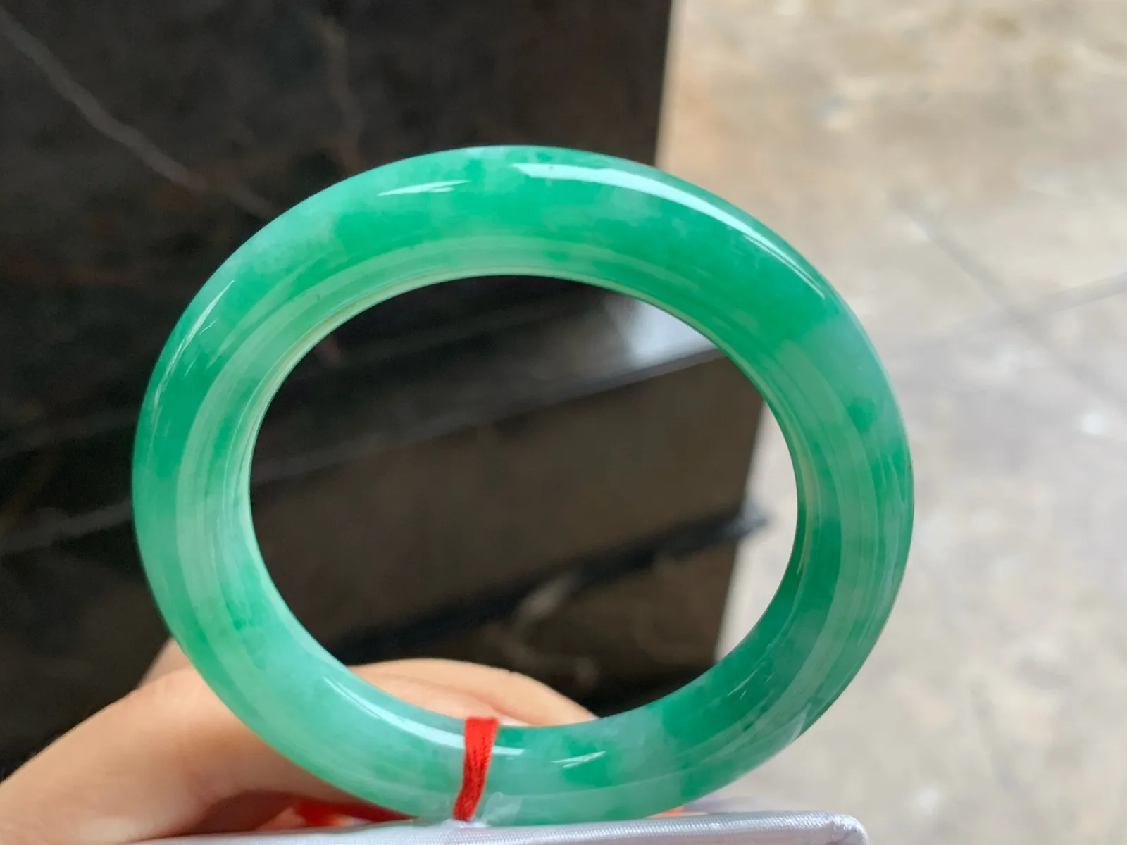 52-10.3

浓绿色圆条手镯^_^颜色鲜艳 玉质温润