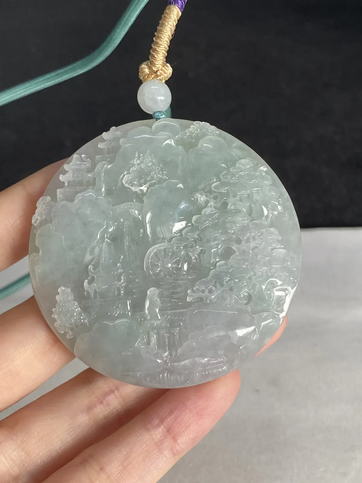 翡翠山水牌，配珠未测