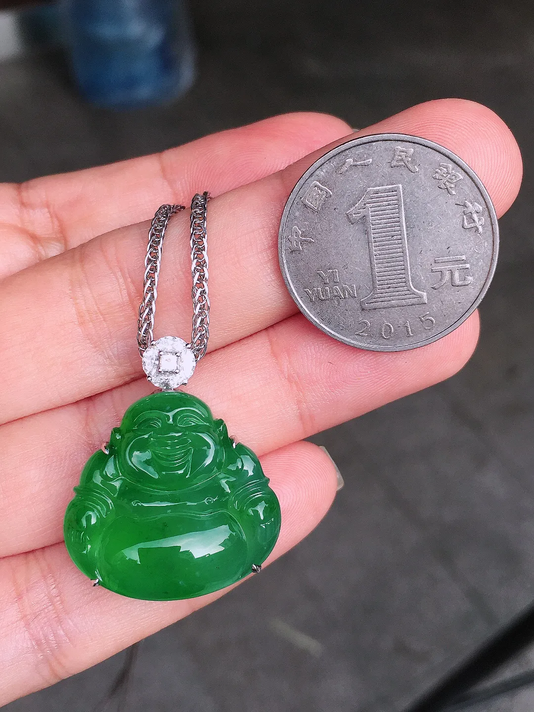 阳绿佛公吊坠，色泽均匀艳丽，玉质细腻，荧光感超
强，饱满圆润，尽显优雅气质，18k
金豪华镶嵌