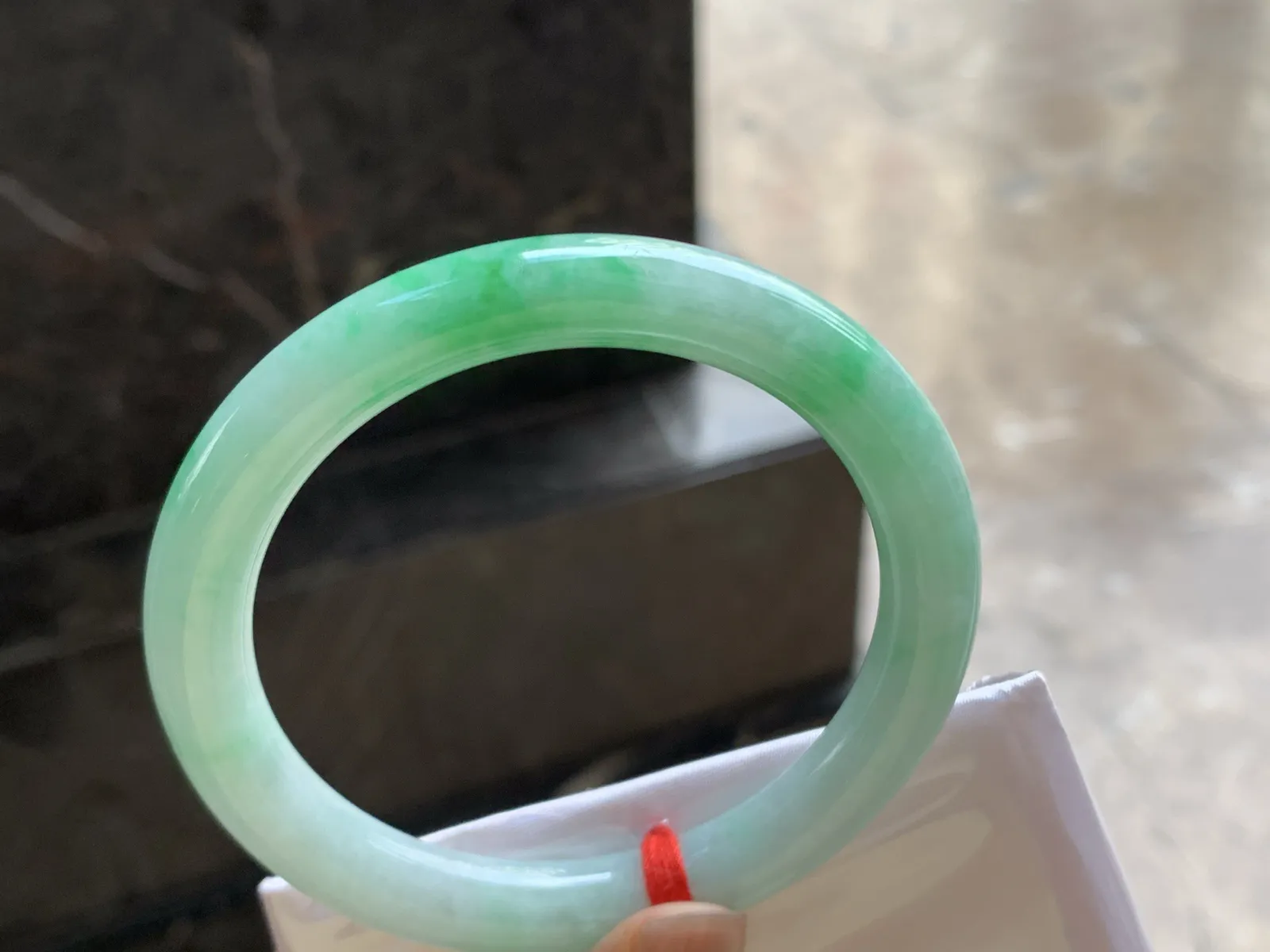 56-9

带色圆条手镯^_^颜色好看 玉质温润