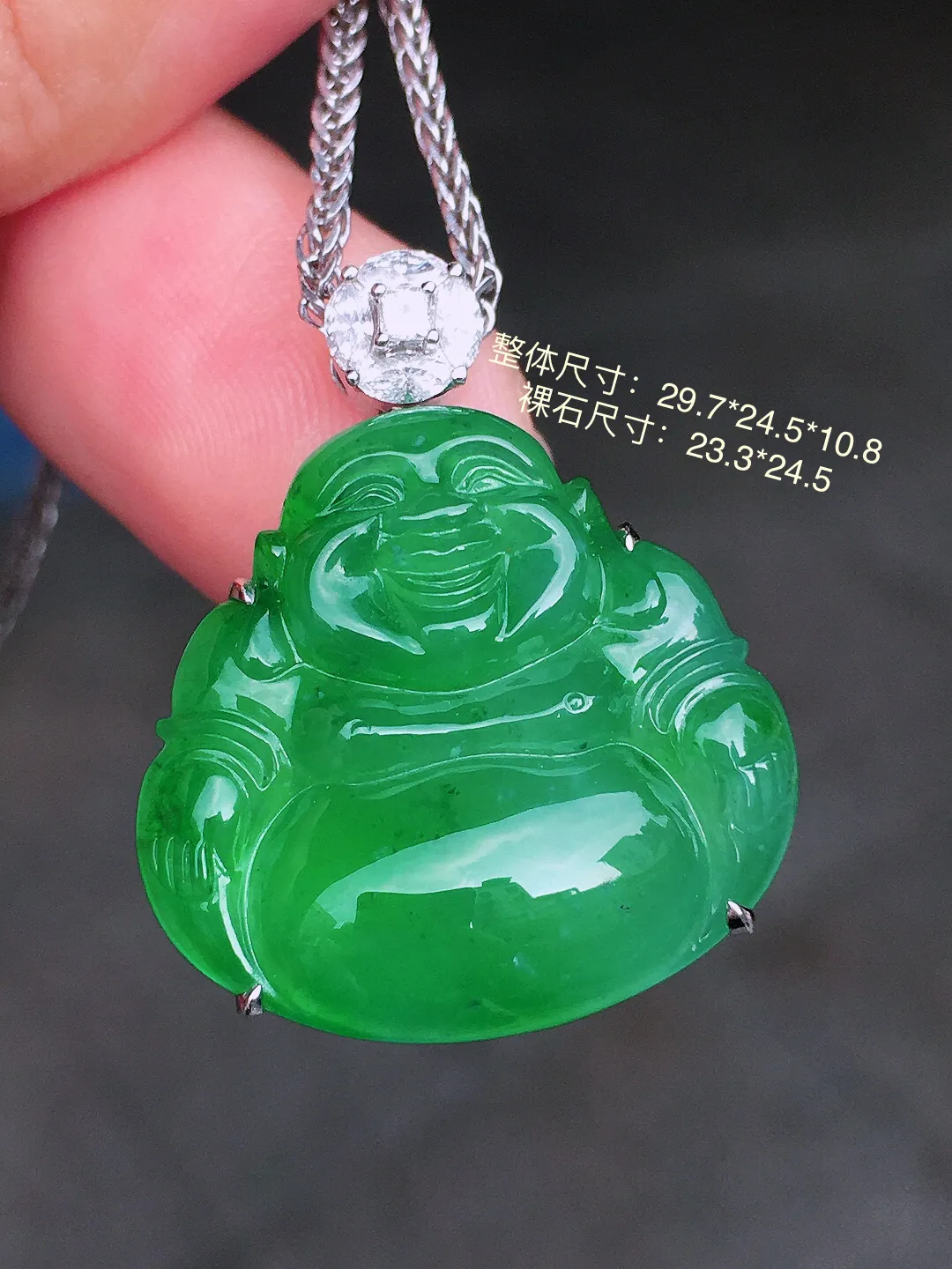 阳绿佛公吊坠，色泽均匀艳丽，玉质细腻，荧光感超
强，饱满圆润，尽显优雅气质，18k
金豪华镶嵌