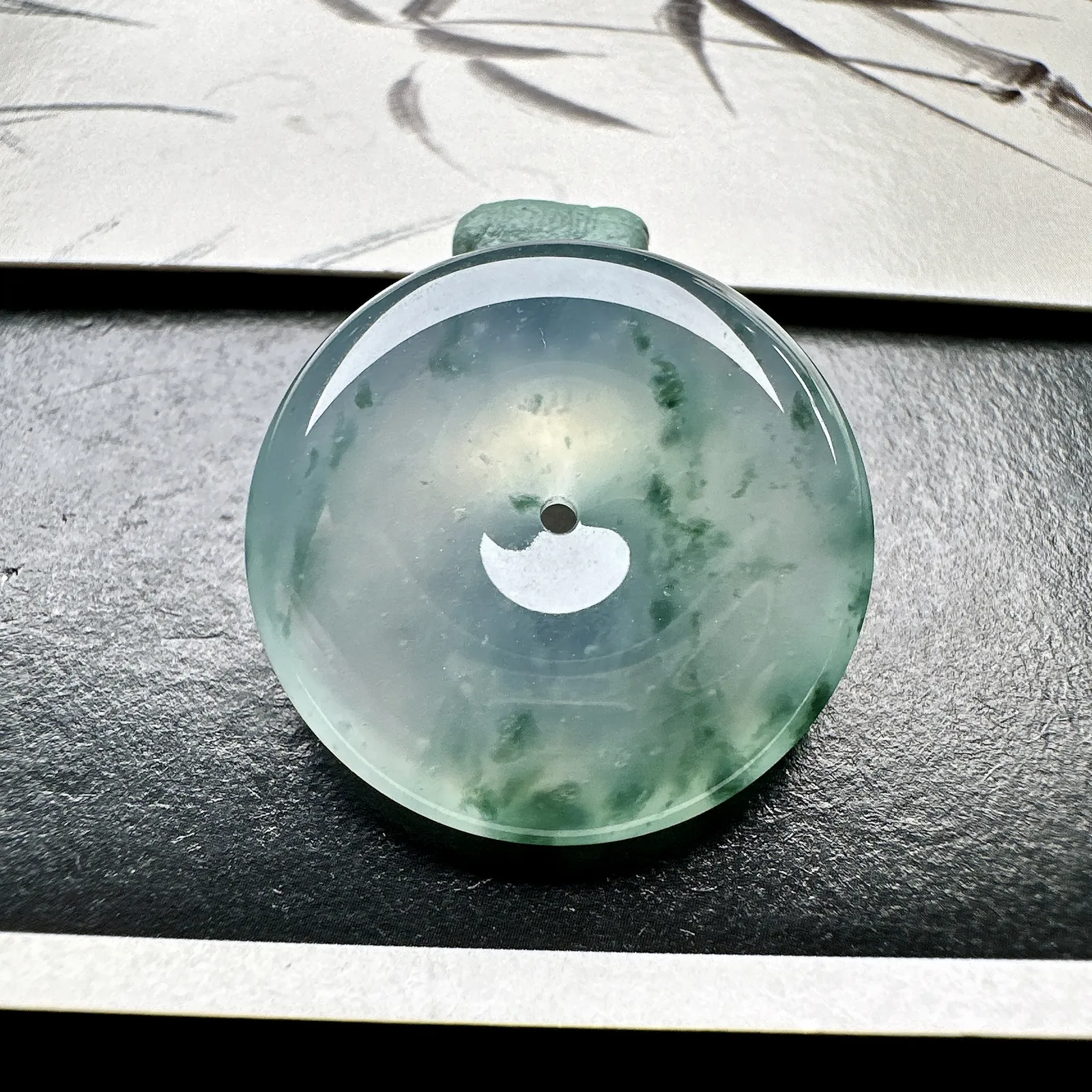 【冰种飘花平安扣】质地非常细腻，冰润十足，种老冰透，收藏品质