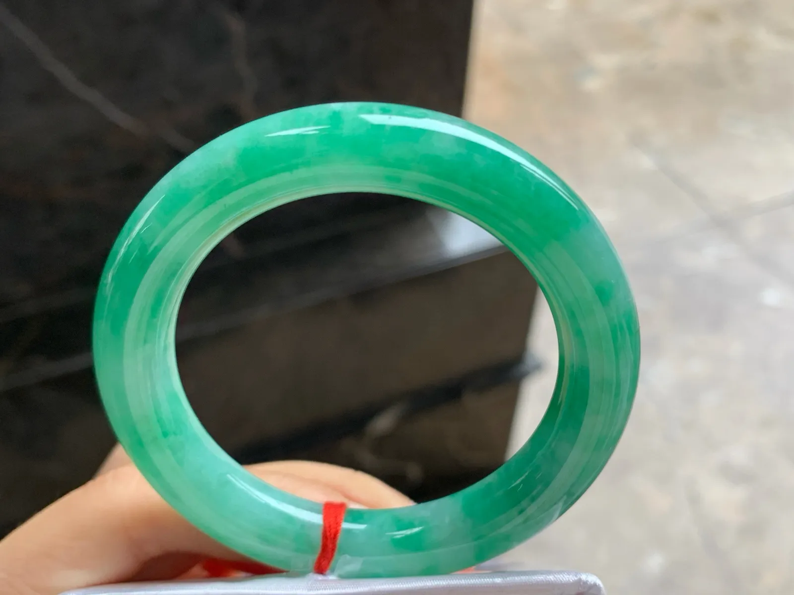 52-10.3

浓绿色圆条手镯^_^颜色鲜艳 玉质温润