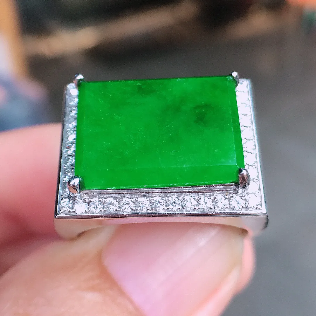阳绿马鞍戒指，色泽均匀艳丽，玉质细腻，荧光感超
强，饱满圆润，尽显优雅气质，18k
金豪华镶嵌