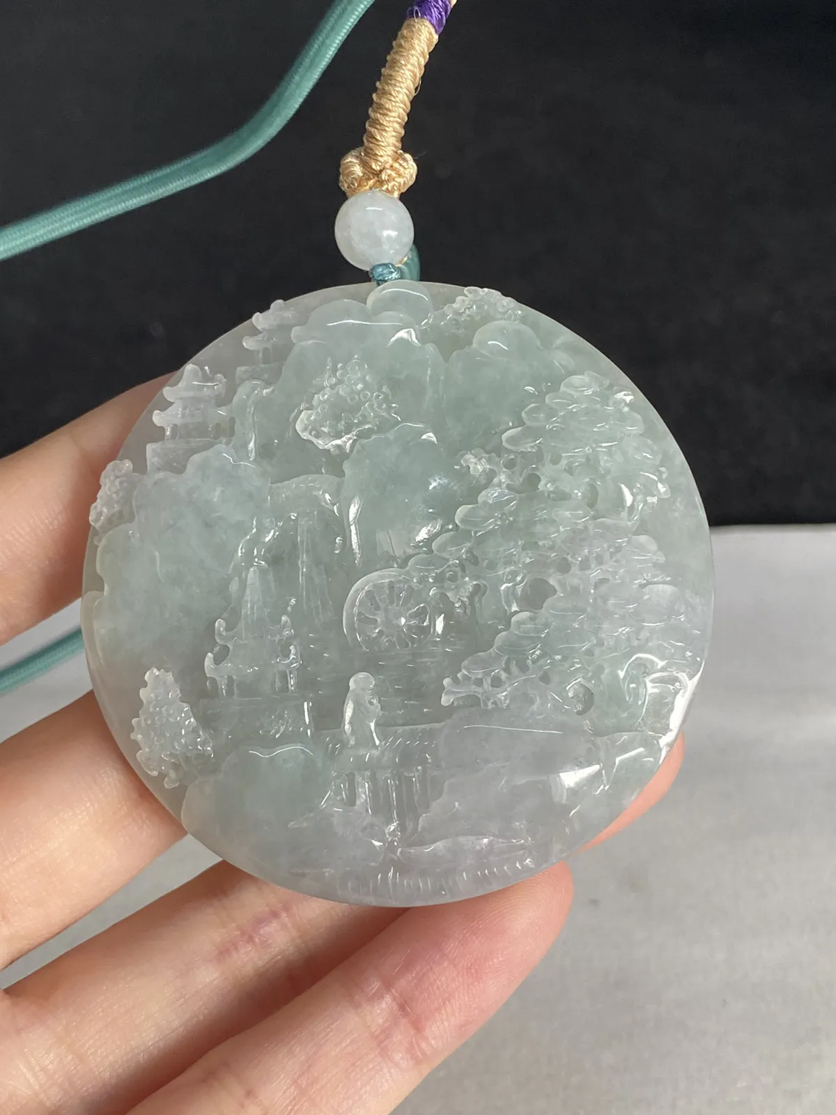 翡翠山水牌，配珠未测
